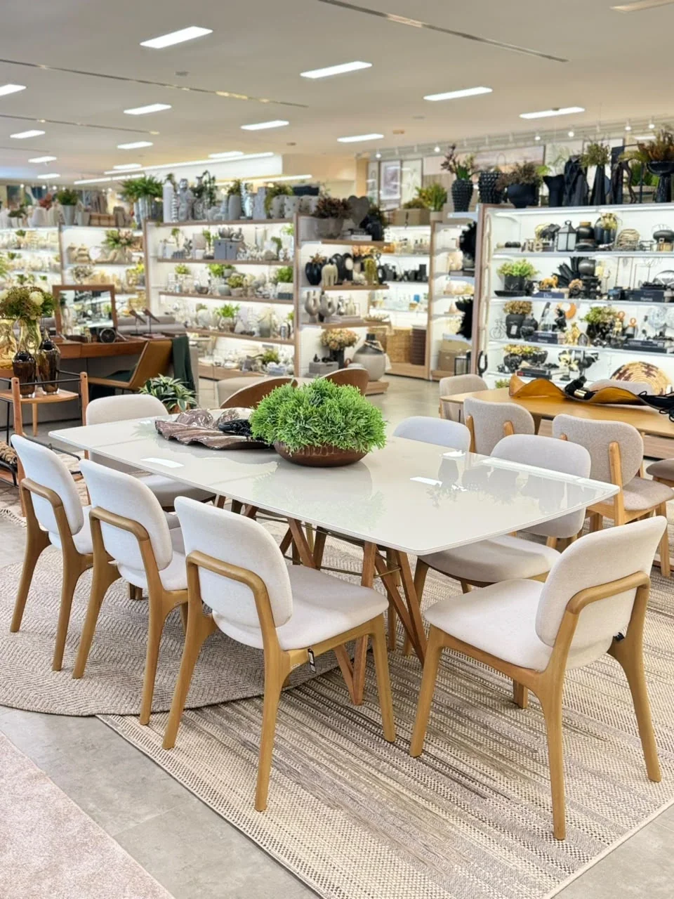 Mesa de jantar com cadeiras na Quintal Home Decor