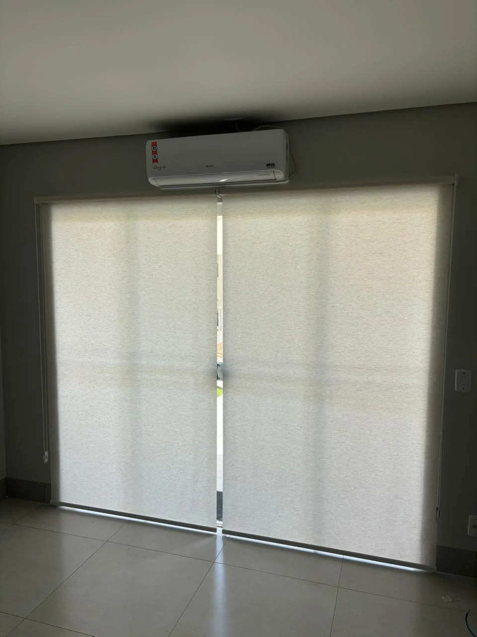 Sala de Estar com cortina ou persiana sob medida