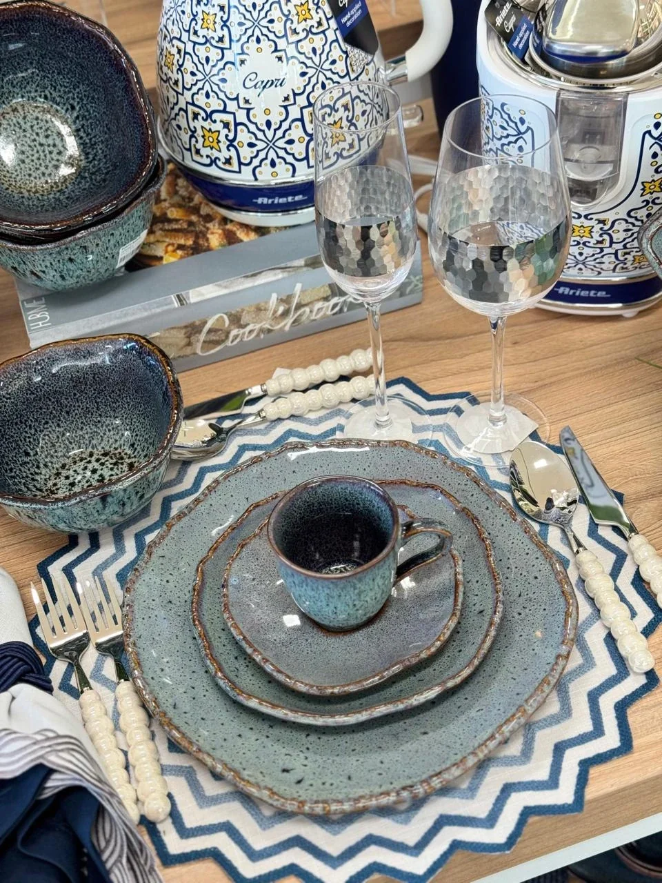 Detalhes das louças, taças e talheres para mesa posta