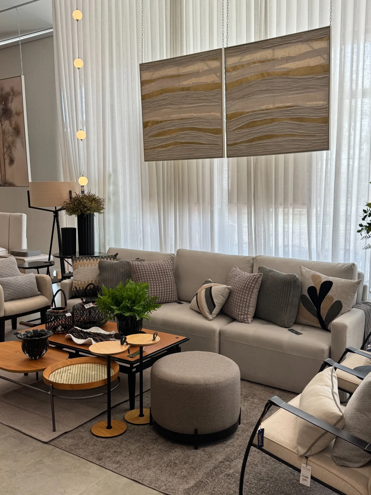Sala decorada com cortinas, móveis e objetos