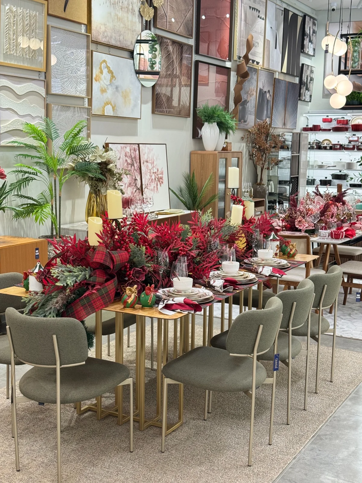 Sala decorada com cortinas, móveis e objetos