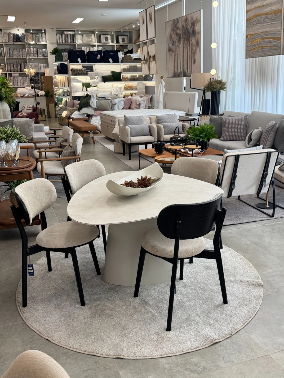 Mesa posta e objetos decorativos na Quintal Home Decor
