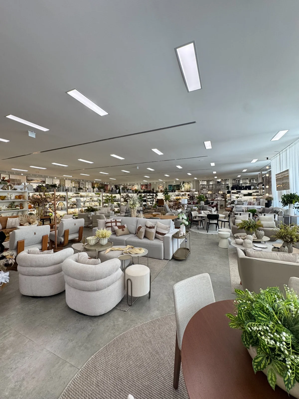 Vista interna da loja Quintal Home Decor com móveis e decoração